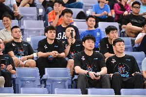 百家乐官网-山东男篮主帅邱彪&amp;助教李敬宇现场观战山东泰山VS青岛西海岸