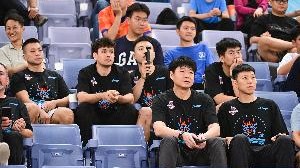 百家乐官网-山东男篮主帅邱彪&amp;助教李敬宇现场观战山东泰山VS青岛西海岸