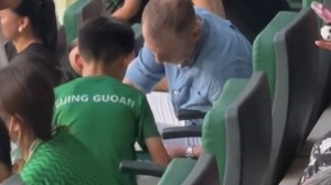 考察国脚状态！国足代理主帅久尔杰维奇来到工体现场观战