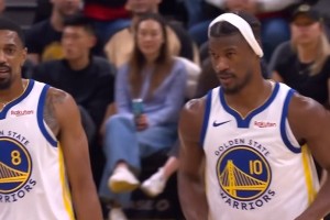 百家乐-哥你这是啥造型🤣？巴特勒将发带前端搂至头顶 笑得像狮子一样