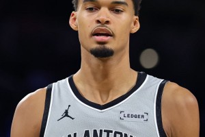 亚历山大34+5+5被批胜之不武，文班亚马历史第二人，雷霆复仇马刺